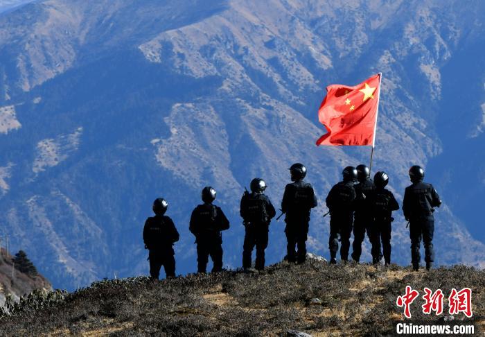 1月6日，移民警察在執(zhí)勤?！±盍?攝