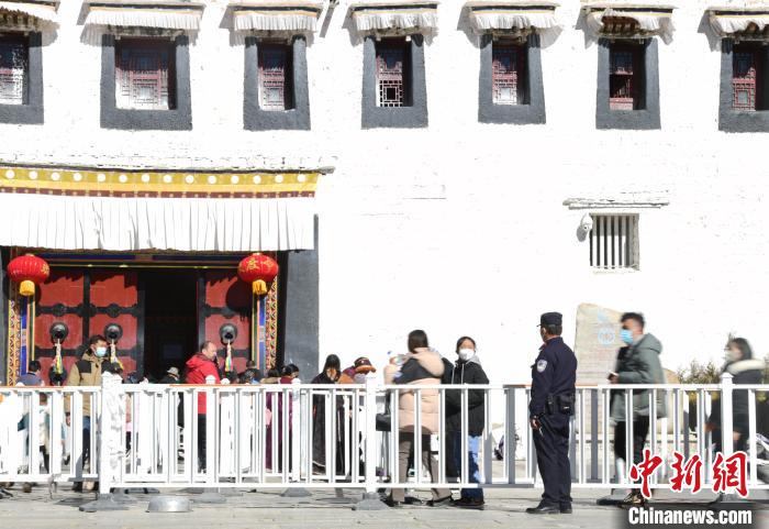 圖為1月23日，布達拉宮廣場派出所民警正在引導游客?！∝暩聛硭?攝