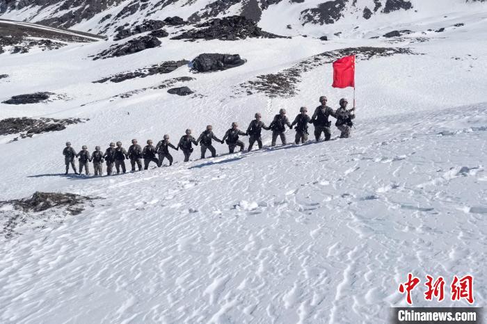 春節(jié)期間，西藏軍區(qū)山南軍分區(qū)某邊防團(tuán)官兵踏雪巡邊。　旦增晉美 攝