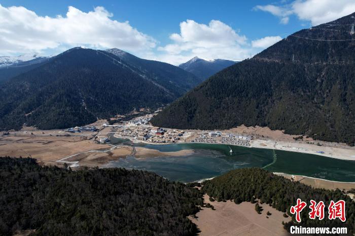 2月17日，西藏林芝魯朗小鎮(zhèn)。(無人機(jī)照片) 李林 攝