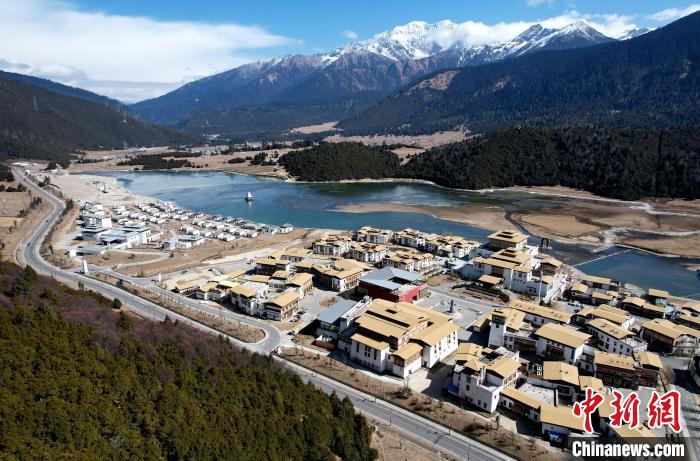 2月17日，西藏林芝魯朗小鎮(zhèn)。(無人機(jī)照片) 李林 攝