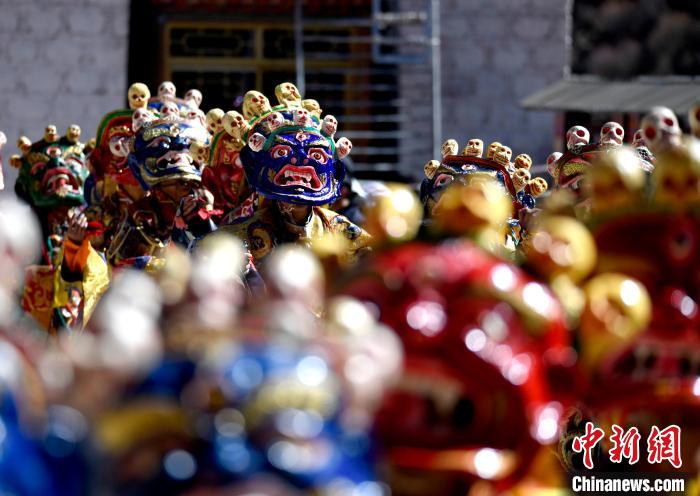 2月19日，楚布寺僧人們佩戴面具參加跳神活動(dòng)。　李林 攝