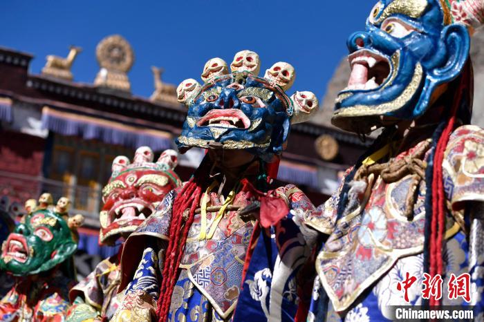 2月19日，楚布寺僧人們佩戴面具參加跳神活動(dòng)。　李林 攝