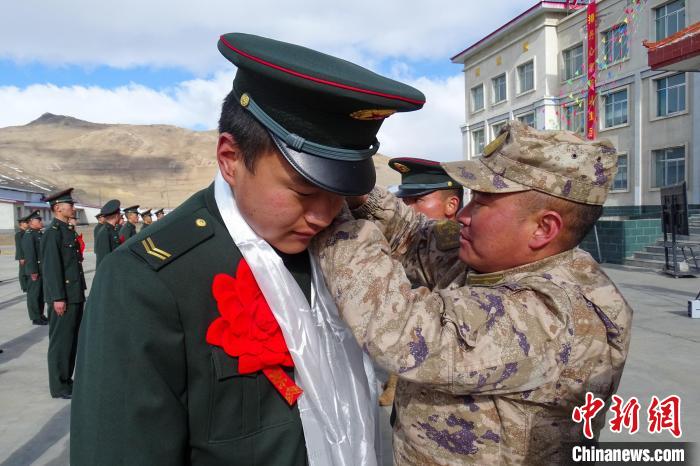 卸下軍銜等標(biāo)識?！⒖≥x 攝