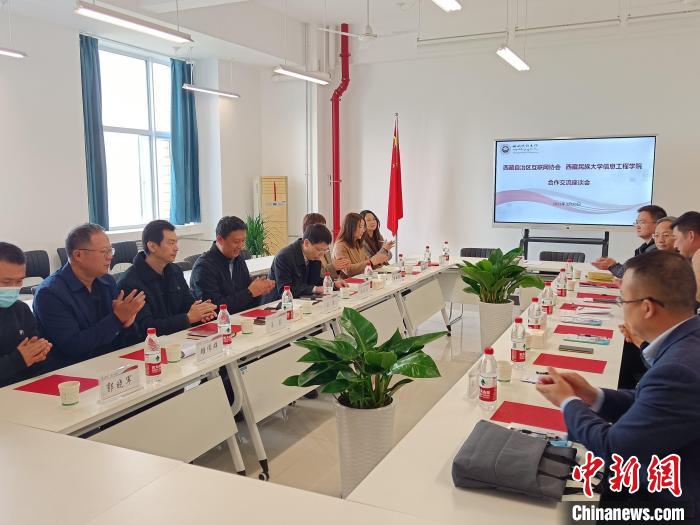 圖為座談會議現(xiàn)場。　格桑 攝