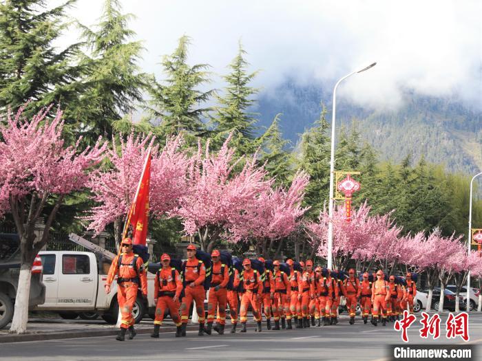 消防員在徒步前行。　西繞拉翁 攝