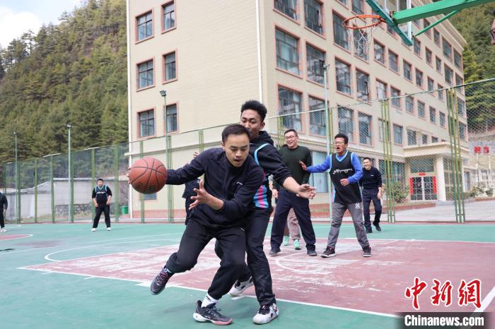 圖為亞東邊檢站民警與駐地農(nóng)業(yè)銀行代表開展籃球友誼賽。　胡利媛 攝