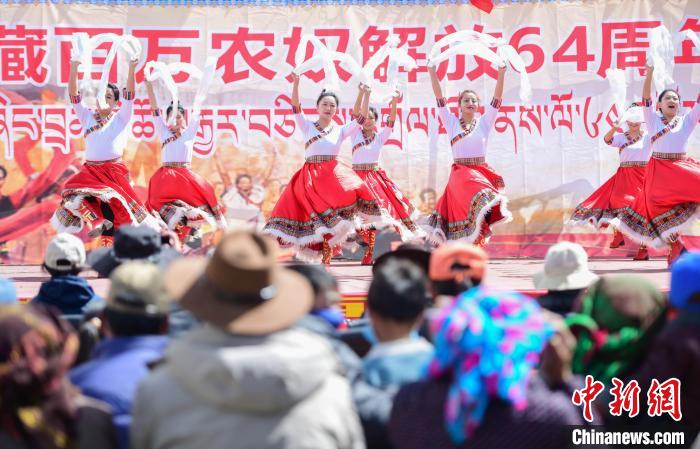 圖為墨竹工卡縣龍珠崗村，文藝演出現(xiàn)場(chǎng)?！∝暩聛?lái)松 攝