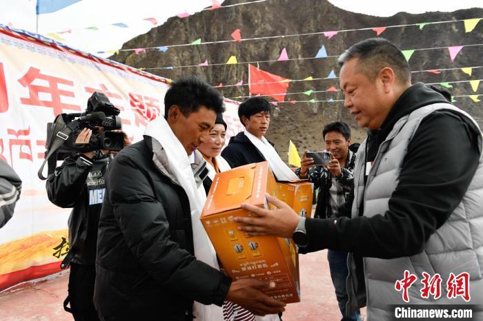 圖為墨竹工卡縣龍珠崗村，慰問(wèn)活動(dòng)現(xiàn)場(chǎng)?！∝暩聛?lái)松 攝