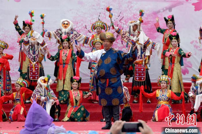 3月28日，西藏林芝第二十屆桃花旅游文化節(jié)開幕式上的文藝表演?！±盍?攝