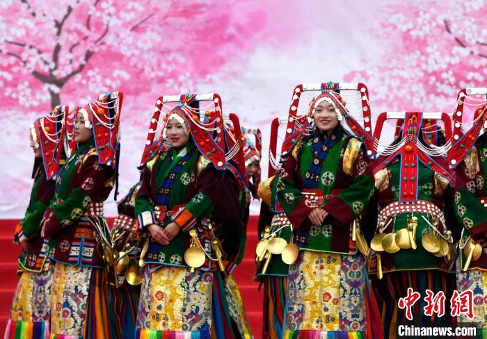 3月28日，西藏林芝第二十屆桃花旅游文化節(jié)開幕式上的文藝表演?！±盍?攝
