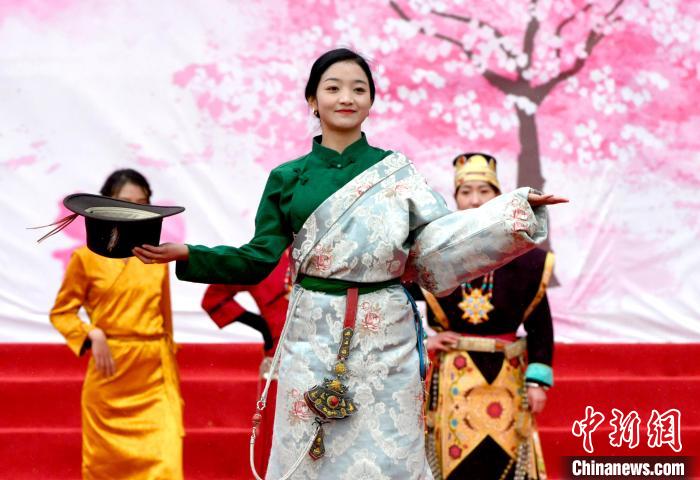 3月28日，西藏林芝第二十屆桃花旅游文化節(jié)開幕式上的文藝表演?！±盍?攝