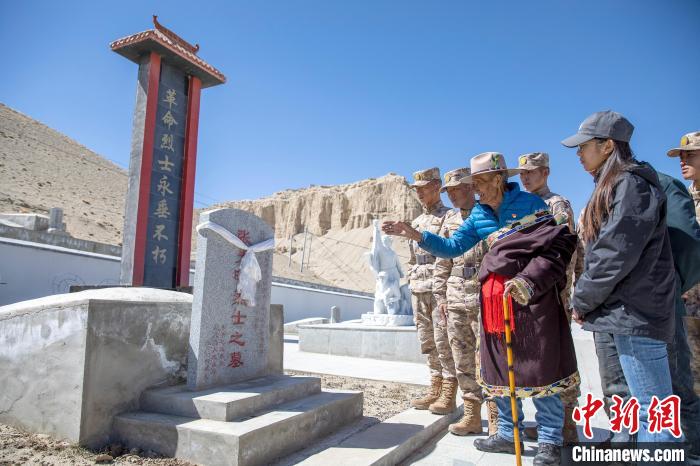 圖為在西藏阿里地區(qū)札達(dá)縣烈士陵園，82歲的次仁南杰老人為軍民代表講述新舊西藏的變化。　劉曉東 攝