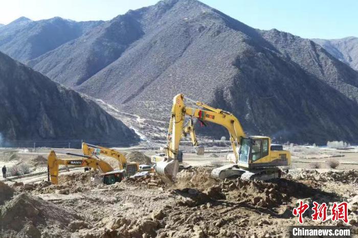 圖為高標(biāo)準(zhǔn)農(nóng)田建設(shè)施工現(xiàn)場?！「裆愔?攝