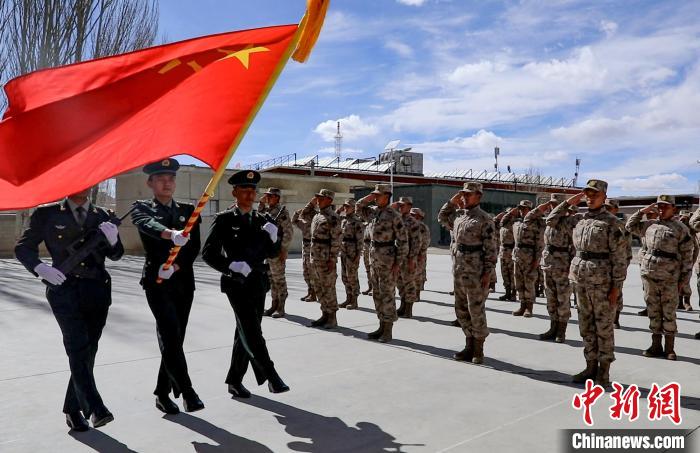 圖為授銜現(xiàn)場迎軍旗?！詵| 攝