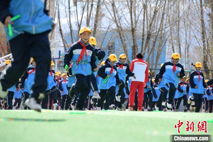 圖為學(xué)生在跳繩教練齊景龍的指導(dǎo)下做準(zhǔn)備運動?！∝暩聛硭?攝