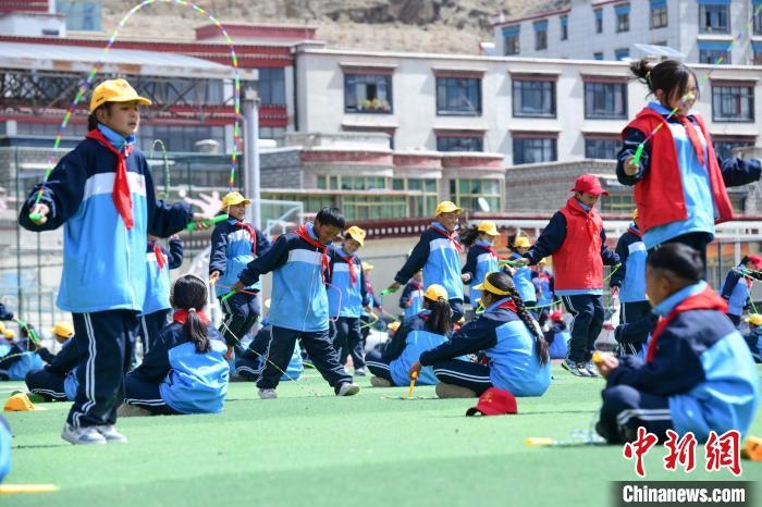 圖為學(xué)生正在練習(xí)跳繩?！∝暩聛硭?攝