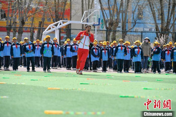 圖為學(xué)生在跳繩教練齊景龍的指導(dǎo)下做準(zhǔn)備運動。　貢嘎來松 攝