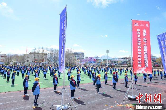 圖為學(xué)生在跳繩教練齊景龍的指導(dǎo)下做準(zhǔn)備運動?！∝暩聛硭?攝
