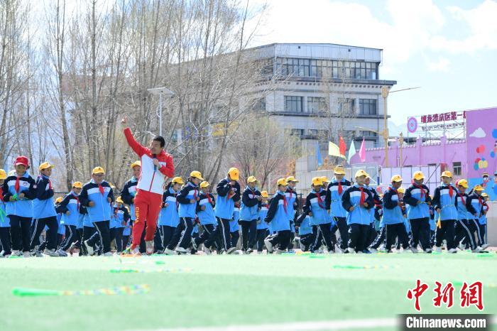 圖為學(xué)生在跳繩教練齊景龍的指導(dǎo)下做準(zhǔn)備運動。　貢嘎來松 攝