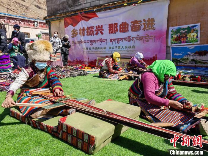 圖為2022年，安多縣雁石坪鎮(zhèn)“鄉(xiāng)村振興那曲奮進(jìn)”編織技藝比賽現(xiàn)場。資料圖 那曲市“鄉(xiāng)村振興 那曲奮進(jìn)”活動辦供圖