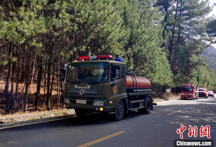 林芝市森林消防支隊米林中隊在米林縣一帶開展灑水增濕作業(yè)?！≮w健宇 攝