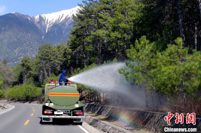林芝市森林消防支隊米林中隊在米林縣一帶開展灑水增濕作業(yè)?！≮w健宇 攝