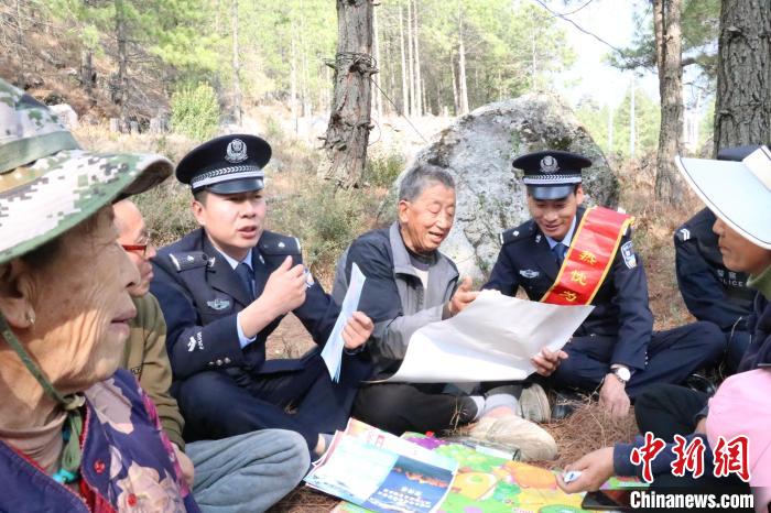 圖為竹瓦根邊境派出所民警為轄區(qū)群眾宣講森林防火常識(shí)?！≈裢吒吘撑沙鏊?供圖