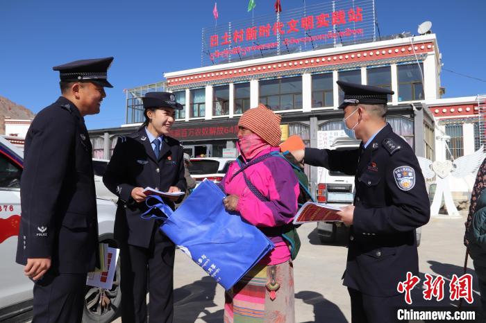 圖為日土邊境派出所民警在選轄區(qū)宣講國(guó)家安全知識(shí)?！∪尾?攝