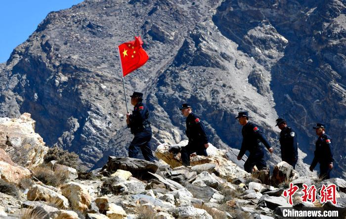 底雅邊境派出所民警夏永軍(左一)在巡邏中?！±盍?攝