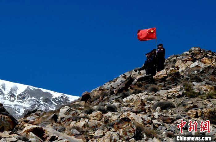 底雅邊境派出所民警夏永軍(右一)在巡邏中?！±盍?攝