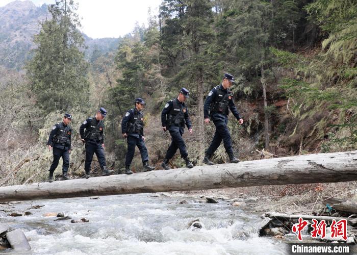山南邊境管理支隊(duì)玉麥邊境派出所民警邊境巡邏途中走過(guò)河道上“獨(dú)木橋”?！∴嶇?攝