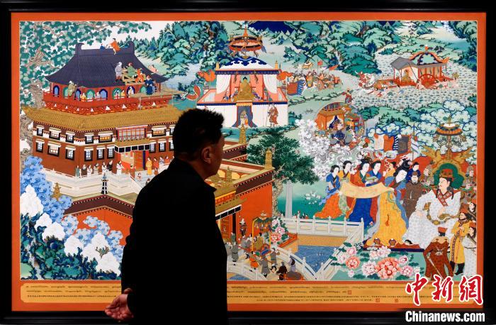 圖為5月16日，觀眾正在欣賞展覽中的新創(chuàng)唐卡作品。　李林 攝