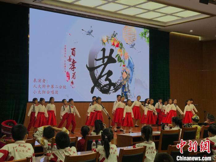 圖為中國人民大學(xué)附屬中學(xué)第二分校的小朋友們合唱?！￡惤ㄐ?攝