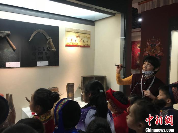 圖為中國人民大學(xué)附屬中學(xué)第二分校的小朋友們參觀“雪域星光——西藏傳統(tǒng)文化藝術(shù)展”?！￡惤ㄐ?攝