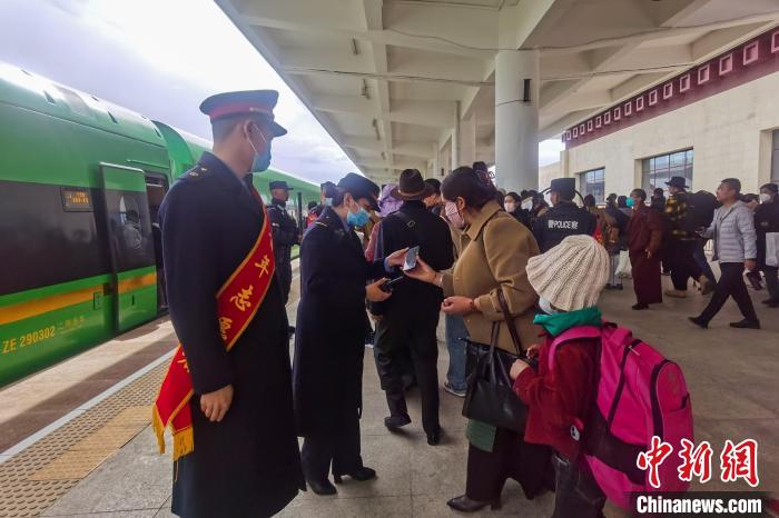 日喀則火車站工作人員引導(dǎo)乘客乘坐高原復(fù)興號(hào)?！《飞降?攝