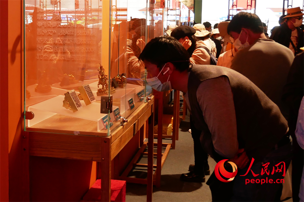 觀眾正在展區(qū)參觀。人民網(wǎng) 韋衍行攝
