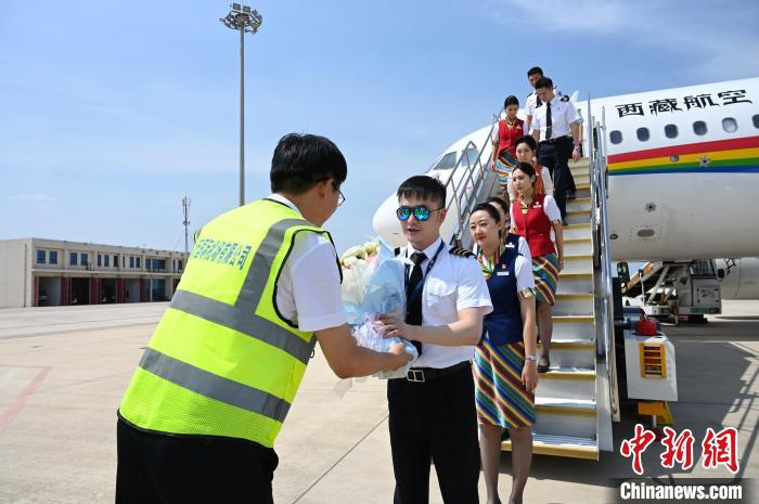 圖為機(jī)組順利抵達(dá)后獲贈祝賀?！≮w朗 攝