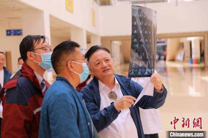 上海專家們采用“一對(duì)一”指導(dǎo)等方式，帶動(dòng)日喀則市人民醫(yī)院科室、醫(yī)生業(yè)務(wù)水平的提升?！∩虾＝淮筢t(yī)學(xué)院供圖