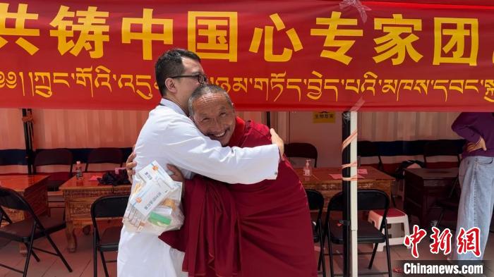 西藏自治區(qū)昌都市左貢縣田妥鎮(zhèn)義診點，一位僧人對北京京煤集團總醫(yī)院呼吸科主任醫(yī)師陳亮表示感謝?！〔苄穹?攝