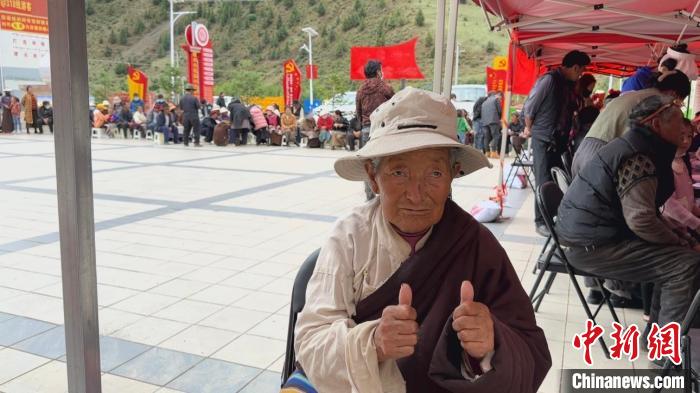 西藏自治區(qū)昌都市左貢縣田妥鎮(zhèn)義診點，藏族奶奶對義診志愿者表示肯定?！〔苄穹?攝