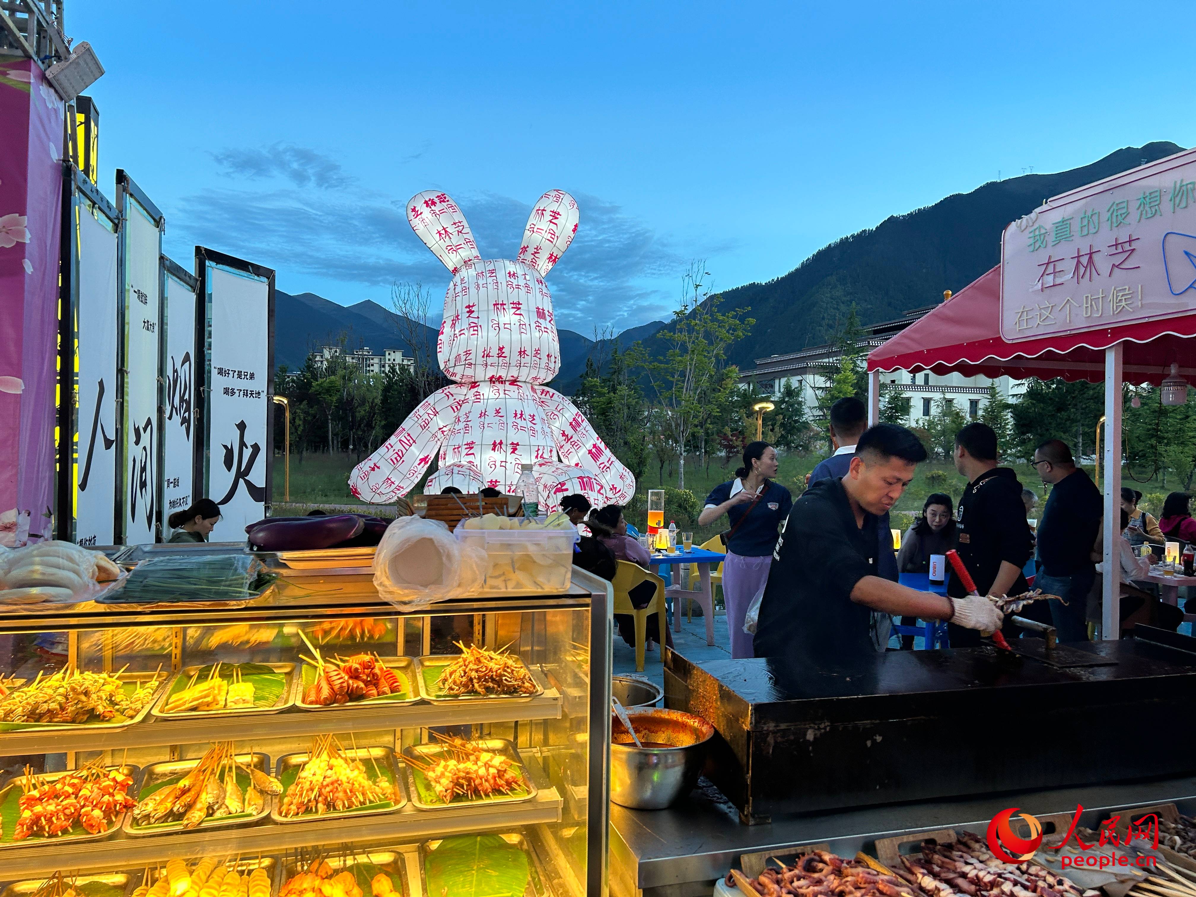 工布公園里的夜市，滿滿“煙火氣”。人民網(wǎng) 周靜圓攝