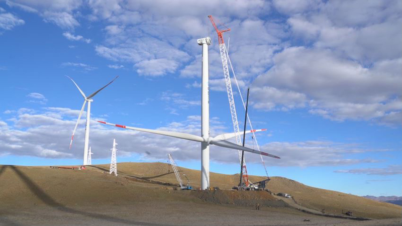 西藏措美哲古風(fēng)電場首批3.6兆瓦風(fēng)電機組吊裝。受訪者供圖