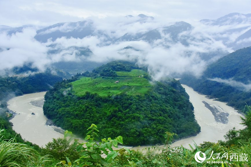 云海里的果果塘大拐彎。人民網(wǎng) 李海霞攝