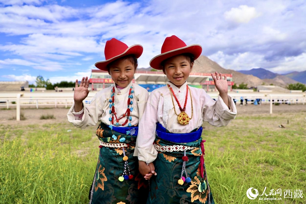 比賽現(xiàn)場外身著民族服飾的藏族小女孩兒。