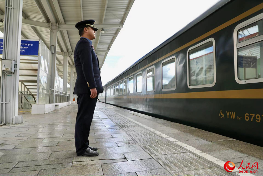 即將開(kāi)往上海的列車。人民網(wǎng)記者 次仁羅布攝