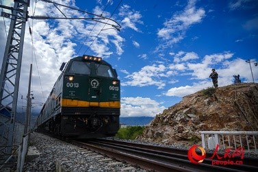 武警西藏總隊拉薩支隊執(zhí)勤八大隊官兵向駛過的火車行舉槍禮。張磊 攝