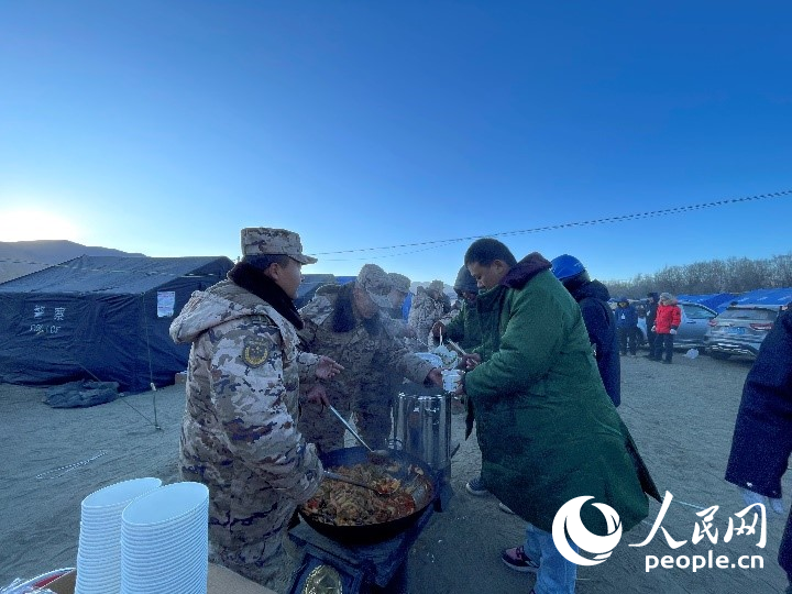 子弟兵為受災(zāi)群眾分發(fā)早餐。人民網(wǎng)記者 郝潔攝