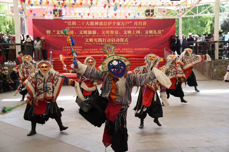 “黨的二十大精神進(jìn)拉薩千家萬戶”月月講暨“深化移風(fēng)易俗共建文明拉薩”文明實(shí)踐行動啟動儀式在龍王潭公園下沉廣場舉行