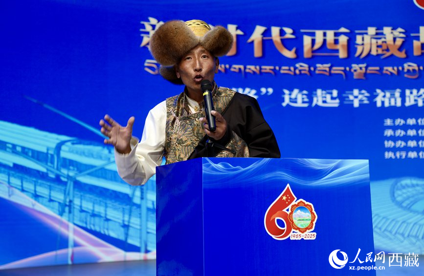 山南市隆子縣三安曲林鄉(xiāng)三林村黨支部副書記扎西次仁作分享報(bào)告。人民網(wǎng)記者 次仁羅布攝